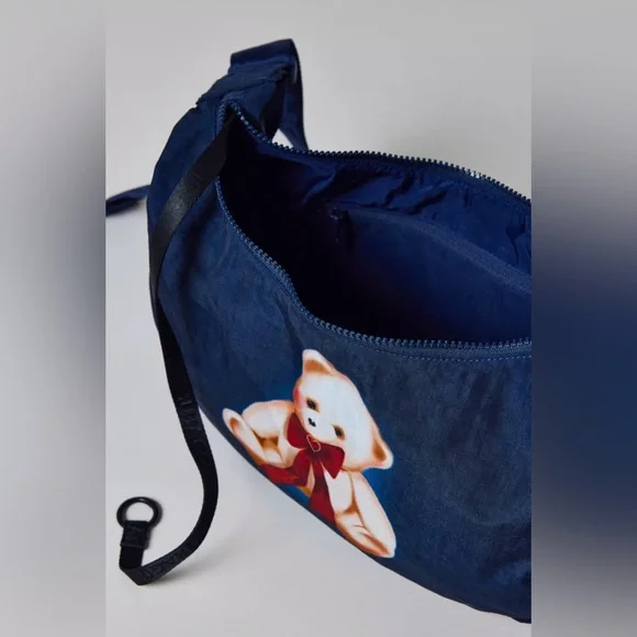 BAGGU Medium Crescent Bag - Teddy Bear Navy Blue UO Exclusive - Picture 4 of 5